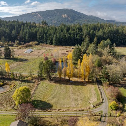 Golden fields, forested hills, and wide-open skies—wake up to peaceful countryside views where nature slows everything down—perfect for morning coffee, sunset walks, and a truly relaxing island escape.