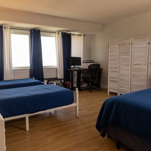Perfect for families or groups, the top floor features a queen bed and two single beds for a cozy and rejuvenating sleep.
