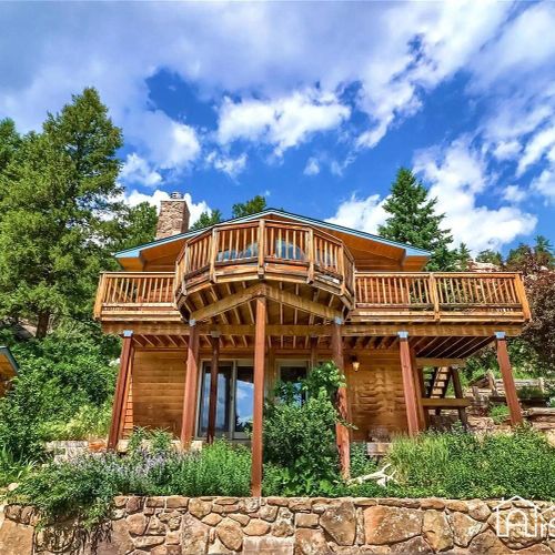 This 2,200 square foot home has been recently updated with modern amenities to provide the utmost comfort for your vacation. Altogether, guests enjoy 3 bedrooms, 2 full bathrooms, 2 living room areas, a dining room and a large deck.