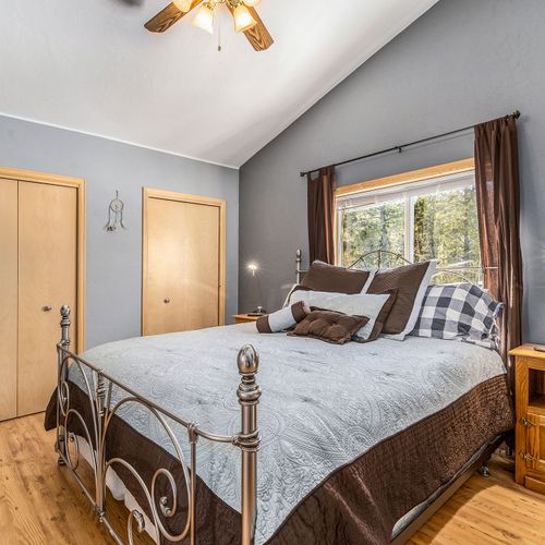 - sleep soundly in a spacious bedroom with vaulted ceilings and cozy cabin style
- king size bed with plush pillows and soft lighting ensures restful nights
- dual closets provide plenty of storage for extended or group stays
