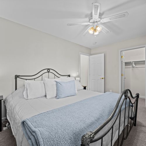 Houghtfully arranged room for quiet rest