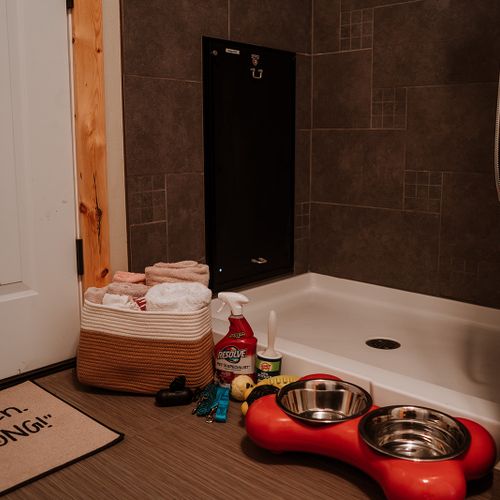Discover our convenient pet station, complete with a washing area and all the essentials your furry friends need for a comfortable stay.
