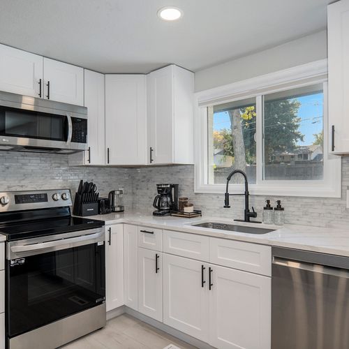Charming and functional, this well-stocked white kitchen is designed for both style and convenience. With ample cookware, it’s perfect for whipping up your favorite meals in a delightful setting.