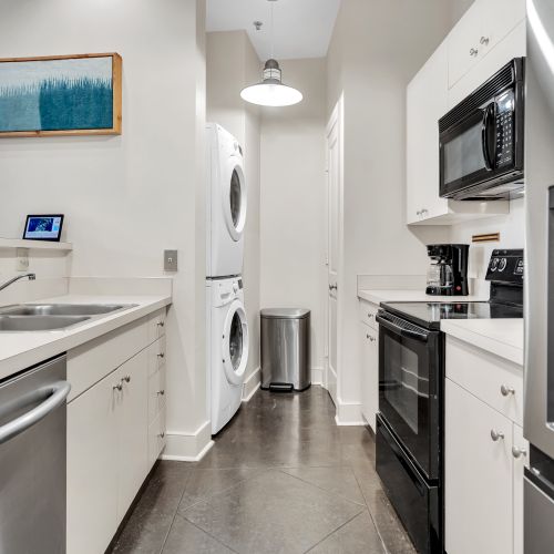 Kitchen w/ in-unit washer & dryer — no laundromat runs needed.