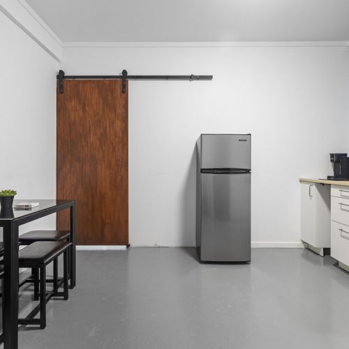 Gourmet Ready Kitchen: This bright and functional kitchen provides everything you need to whip up your favorite dishes, making mealtime a joy during your stay.