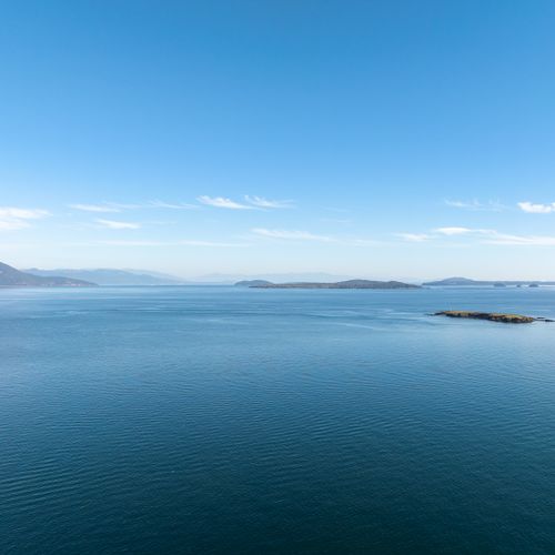 Water and wildlife views forever....watch for groups of porpoise and seals lounging on the Pea Pod rocks.