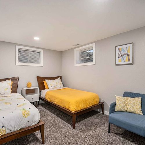 - cheerful twin bedroom with bright bedding, soft carpet, and cozy seating corner
- dual windows bring in natural light while modern decor keeps things fresh and inviting
- ideal for kids, teens, or friends traveling together needing separate beds