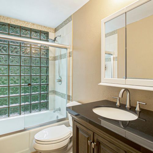 Relax after a day outdoors in this simple yet stylish bath with natural design cues.
