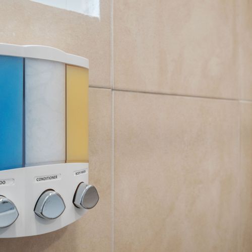 Ingrese a un oasis refrescante con nuestros elegantes dispensadores montados en la pared, que ofrecen una experiencia de ducha ordenada con artículos esenciales de calidad.