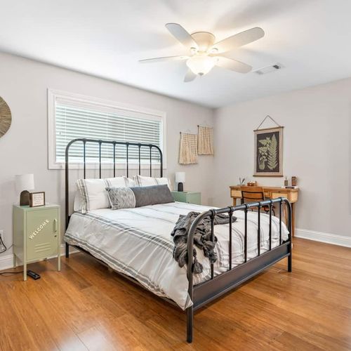 Queen Bed w Attached Bathroom