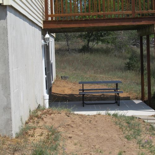 Exterior:  the apartment has a beautiful country setting with its own private entrance. A picnic table is also provided for outdoor dining.