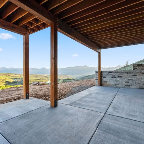 Let the light in—fresh, open, and effortlessly connected to the outdoors.