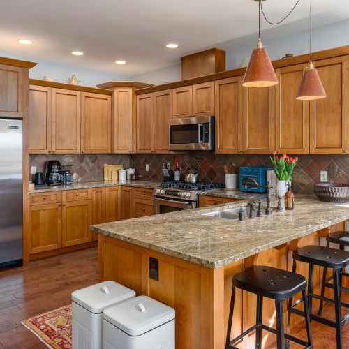 The kitchen is outfitted with everything you need to cook and entertain. Save some money by helping yourself to a warm cup of coffee or tea each morning or cooking your own meals with fresh ingredients from the local grocery store or farmers market.