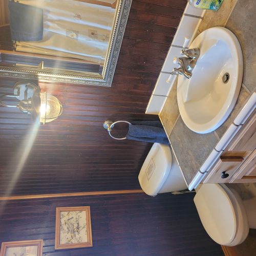 Bathroom #2 (upper level):  full bathroom on the upper level.