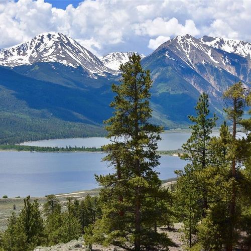 A lakeside mountain view that never gets old.