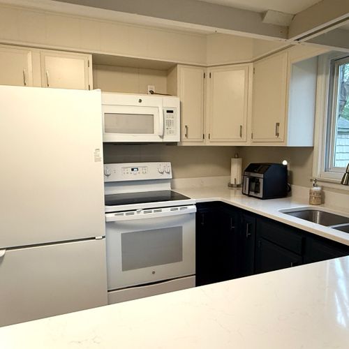 Kitchen:  modern full kitchen with all appliances, except for a dishwasher.