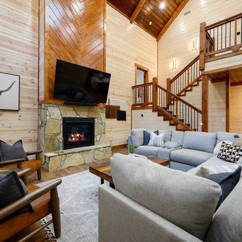 This split level luxury cabin has room for all!