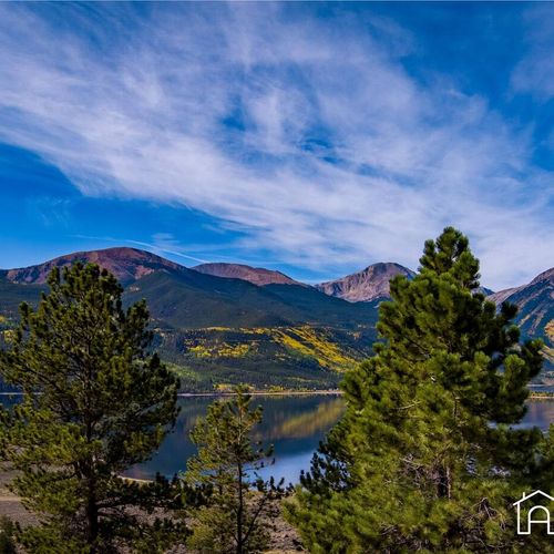 A picturesque blend of lakeside calm and mountain vistas.