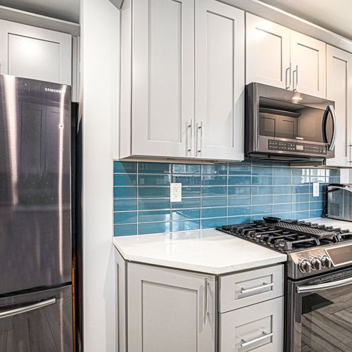 Bright and airy kitchen with everything you need to cook at home.