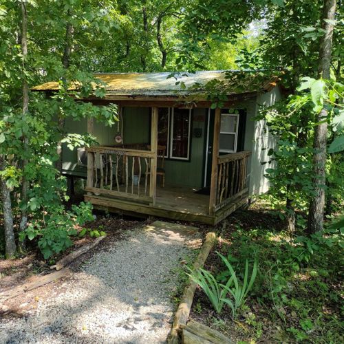 Exterior:  the front of the cabin in the summer. (note the "hillbilly-chic" styling. ;-)
