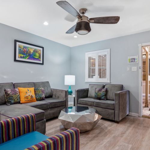 Open living space w/ plenty of seating for the whole group