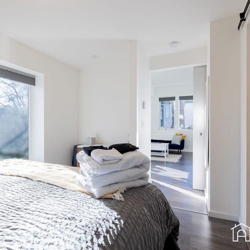 - enjoy restful mornings in a sunlit bedroom with soft linens and layered textures
- folded towels and essentials are ready to welcome you after a long journey
- open the sliding door to step straight into the cozy living space beyond