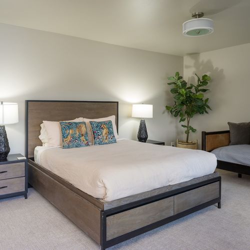 Guest bedroom with a queen bed and daybed ensuite. The daybed provides an extra sleeping place for small children.