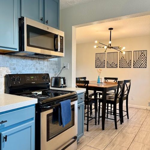 Family &Amp; Dog-Friendly Retreat With Fire Pit 96 Easy kitchen-dining flow—perfect for cooking, chatting, and relaxing with family or friends.