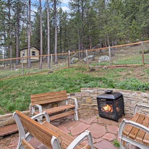 Forest surrounds this rustic escape—quiet, private, serene.
