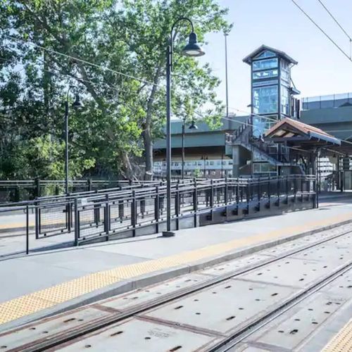 Rtd station 2 blocks away for easy access to downtown and the airport!
