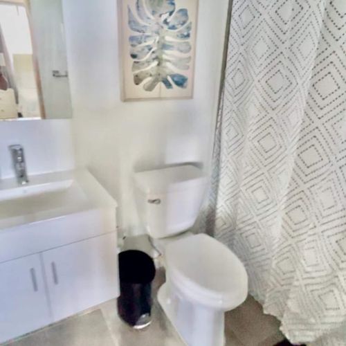 Clean & Inviting: Discover a spotless and well-appointed bathroom, featuring plush towels and thoughtful amenities.