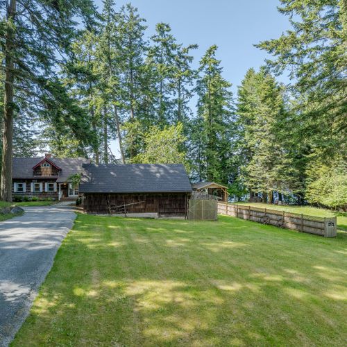 We are pet-friendly!  Large lawns make throwing a ball and having fun with your dog a bonus.