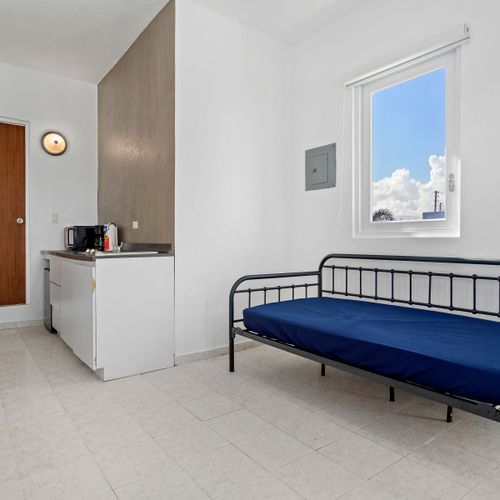 Your complete cozy retreat! This studio offers everything you need for a comfortable stay, featuring a well-appointed kitchenette and a comfortable sleeping area, all in a smartly designed space.