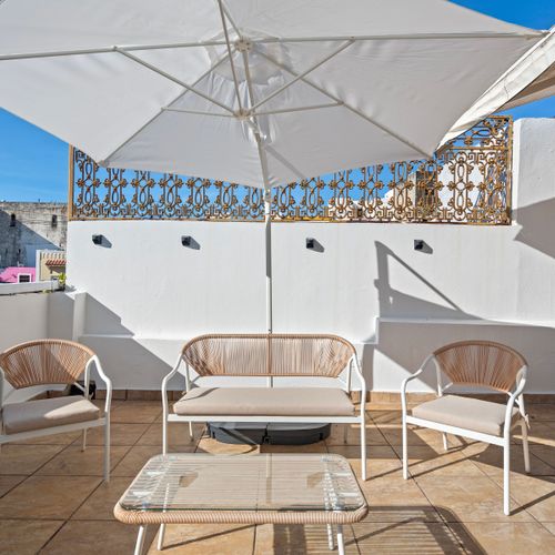 Start your day in style with our charming outdoor space, the perfect spot to savor your morning coffee while soaking up the fresh air!