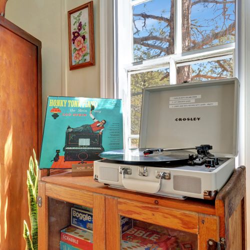 Vinyl lovers welcome—make yourself at home and press play.