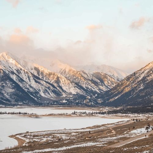 Where earth meets sky – a breathtaking vista of lake and mountains.