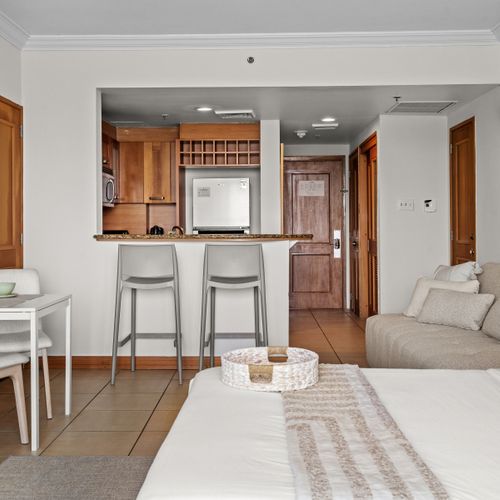 Stylish kitchen with breakfast bar – perfect for quick bites & morning coffee.