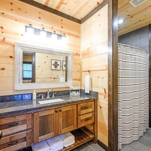 Full bathroom attached to Upstairs King Bedroom 4.