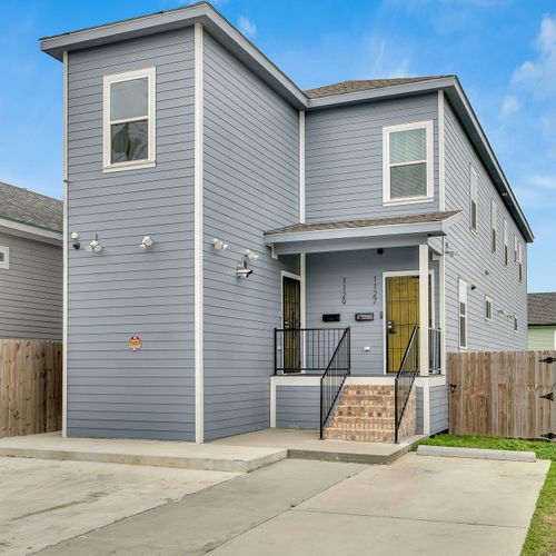 Modern duplex in a quiet neighborhood, complete with private entry and convenient off-street parking. Your New Orleans getaway awaits!