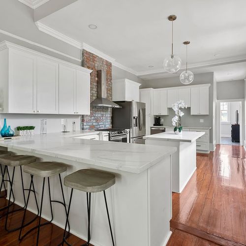 Cook and entertain in style! This stunning, fully equipped kitchen features modern appliances, a large island, and beautiful finishes—perfect for gathering with friends and family.