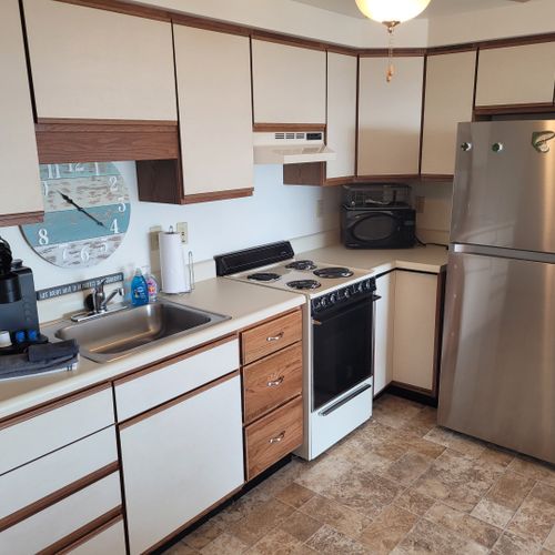 Kitchen:  the condo has a modern kitchen with all appliances except for a dishwasher.