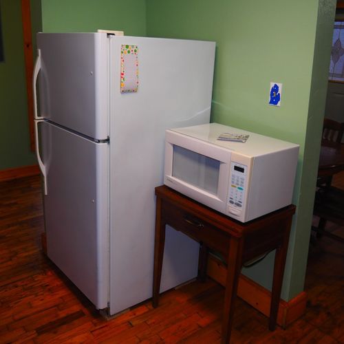 Kitchen:  full kitchen with a gas stovetop and oven, sink, cabins, refrigerator, microwave, keurig coffee maker, and a good supply of cooking and dining utensils.