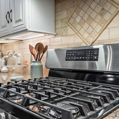 Gourmet  Kitchen w/ Gas Stove and Oven