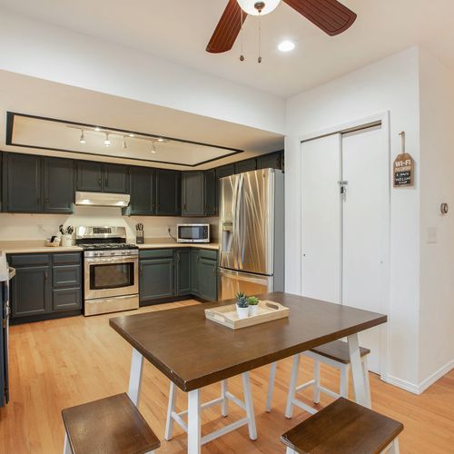 This kitchen's open layout makes it easy to entertain and cook for a crowd.