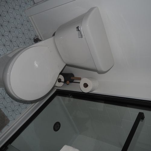 Bathroom:  the home has a full bathroom that has been newly renovated and is gorgeous!