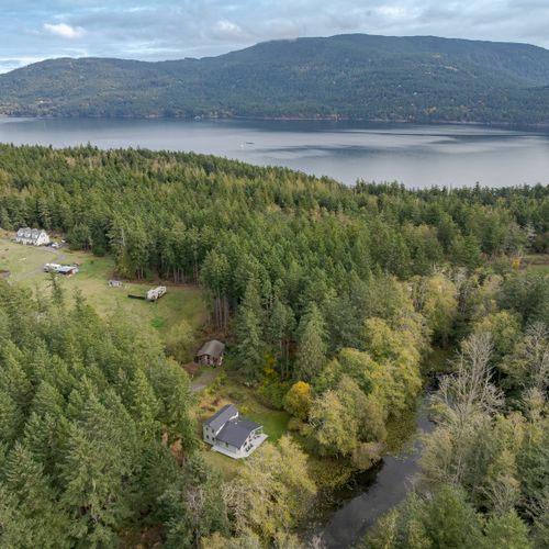 Enjoy the proximity of Dragonfly Pond to Moran State Park, Mt. Constitution, and the waters of Eastsound,  just a short drive away.