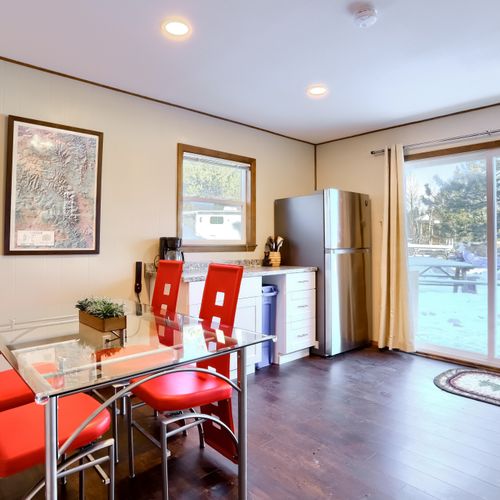 Enjoy meals together–the full kitchen offers seating for the whole group.