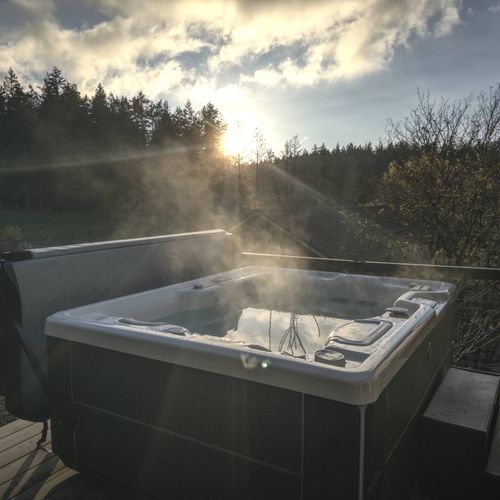 Start your morning here with a quiet soak and a cup of coffee, watching the sun rise through the trees. In the evening, unwind after a day of exploring, let the steam roll in, and enjoy the peaceful forest setting all to yourself.