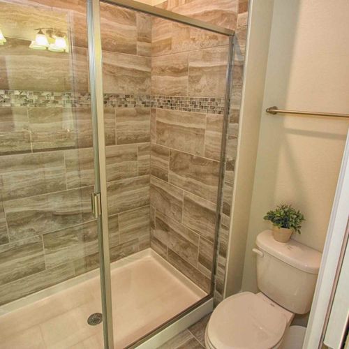 Downstairs King En-Suite bathroom with shower