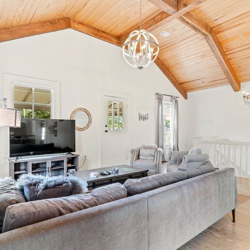 Living room w/ a TV streaming Hulu, Netflix & more.